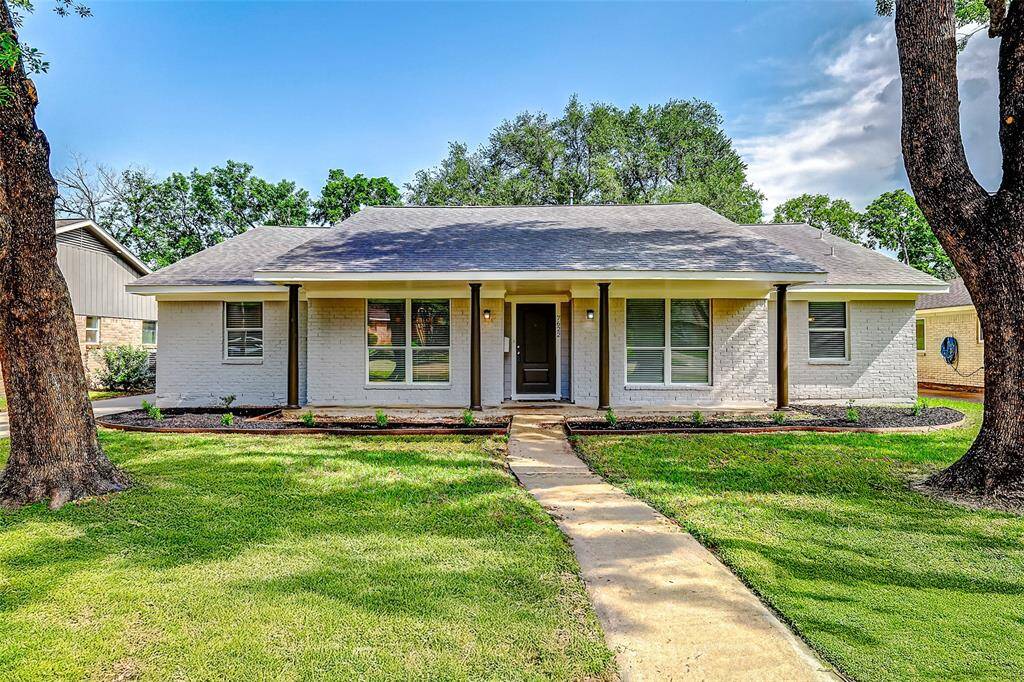 Welcome to 7622 Braesglen Drive, nestled on a quiet cul-de-sac street in the desirable Maplewood West community of Houston. This move-in ready home features 4 spacious bedrooms, 2.5 baths, and a detached two-car garage—offering both comfort and convenience in a prime location.