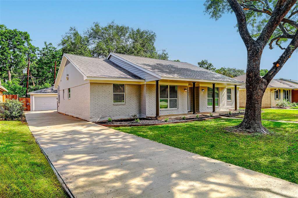 7622 Braesglen Drive is move-in ready and eager to welcome its new owners. Don’t miss out—schedule your showing today!