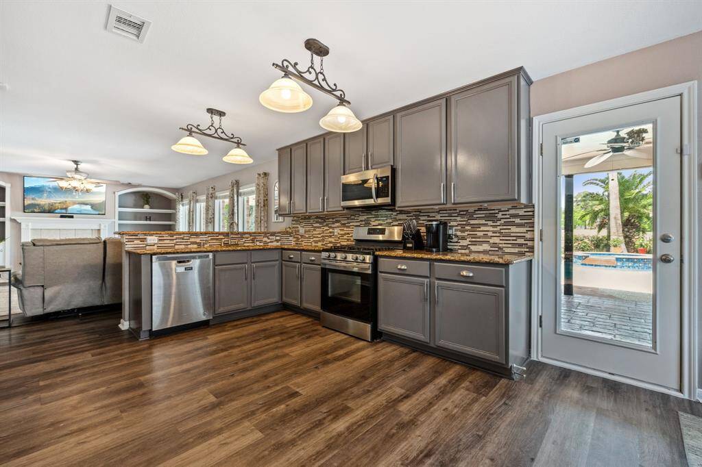 Gas range, stainless steel appliances, perfect for cooking any meal
