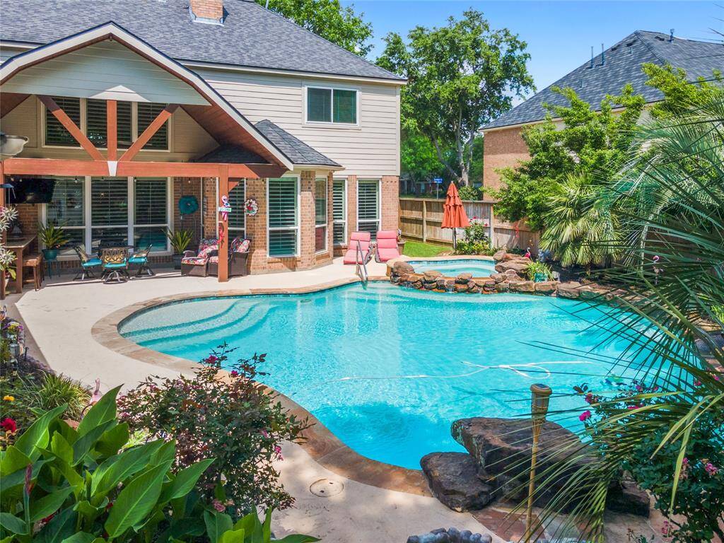 Beautiful backyard with lots of room!