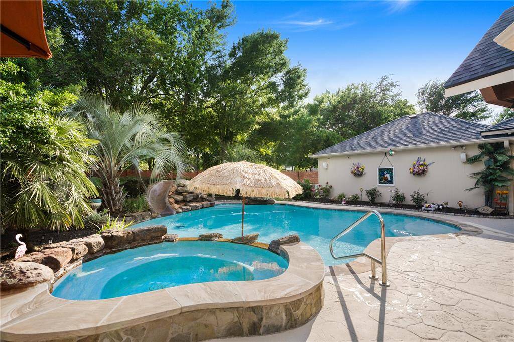 View of hot tub and pool