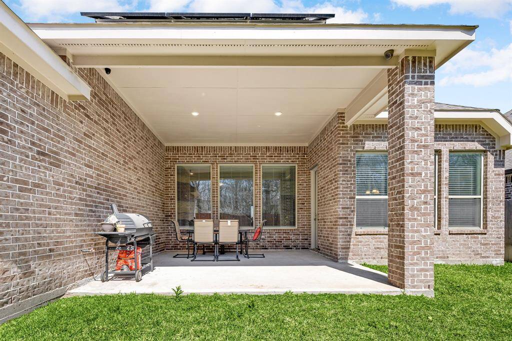 Enjoy seamless outdoor cooking with a ready-to-use gas connection for your dream outdoor kitchen.
