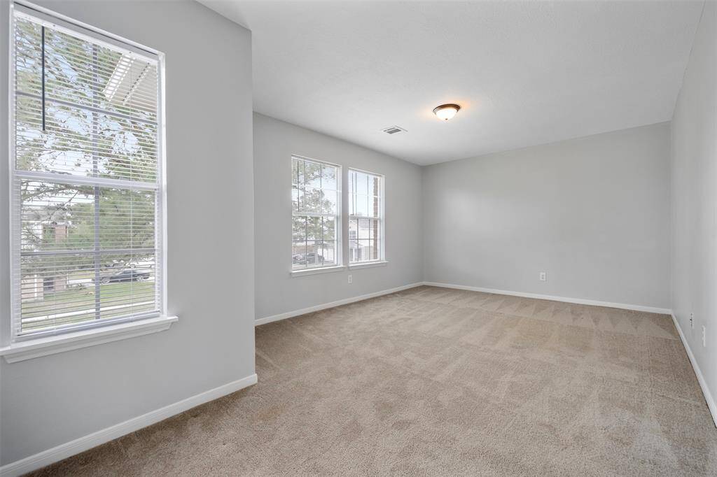 Gameroom area thats can easily be turned into 4th bedroom