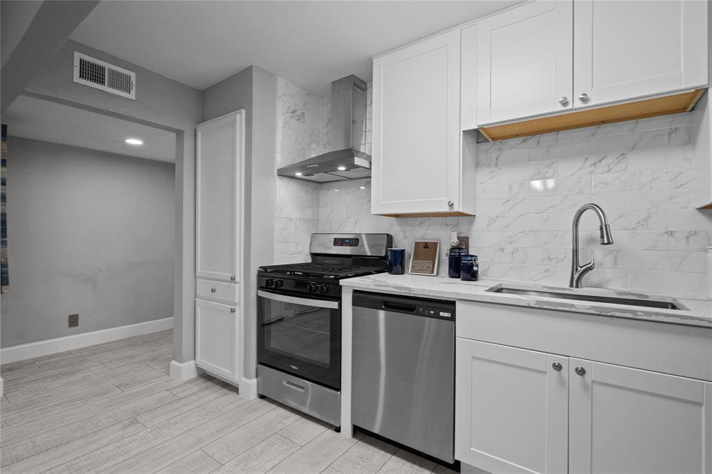 Another view of the kitchen!