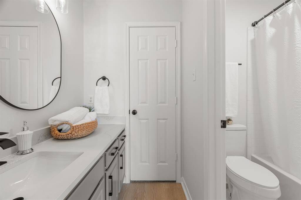 Hollywood Bath between Bedroom #2 & 3