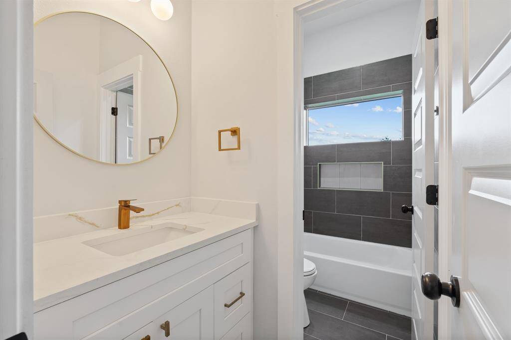 Bathroom With Modern Finishes