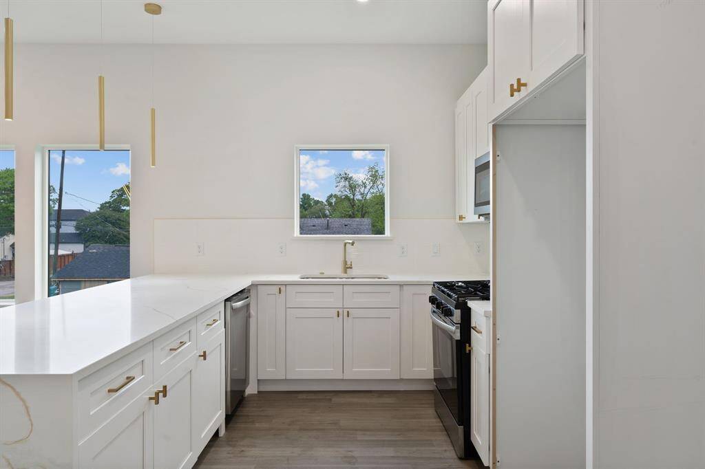 Quartz Countertops In Kitchen Area