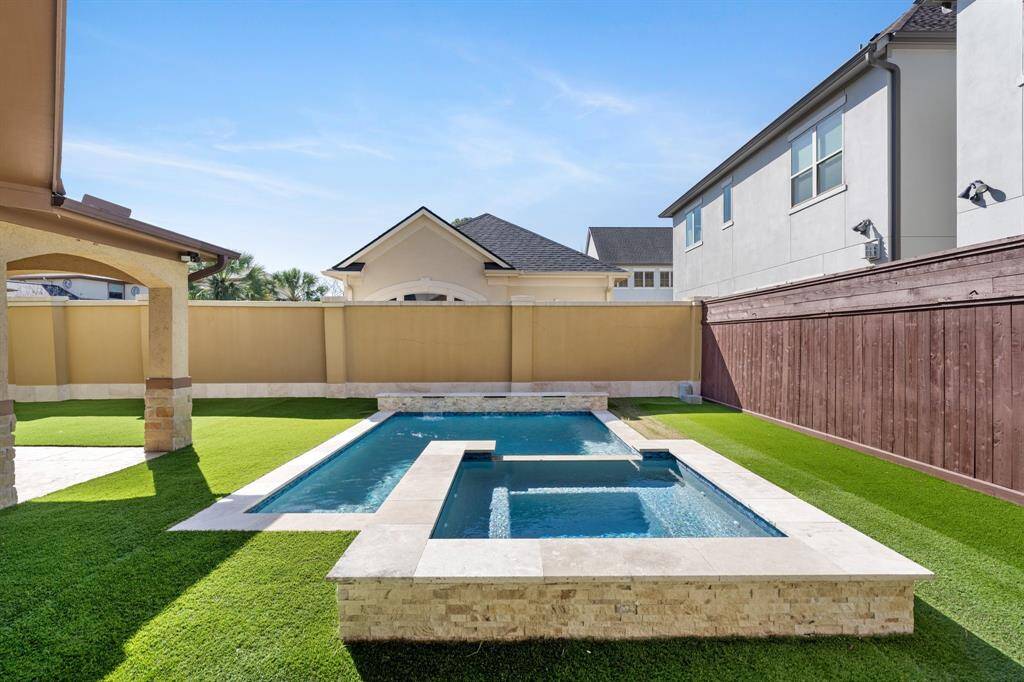 Another view showing this fabulous pool and spa. Notice the water feature. Perfect spot to enjoy those hot summer days!