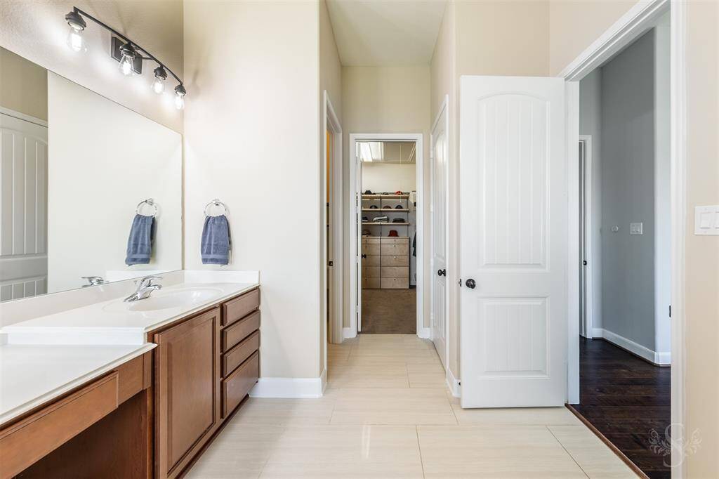 Big and bright space to get ready for your day.