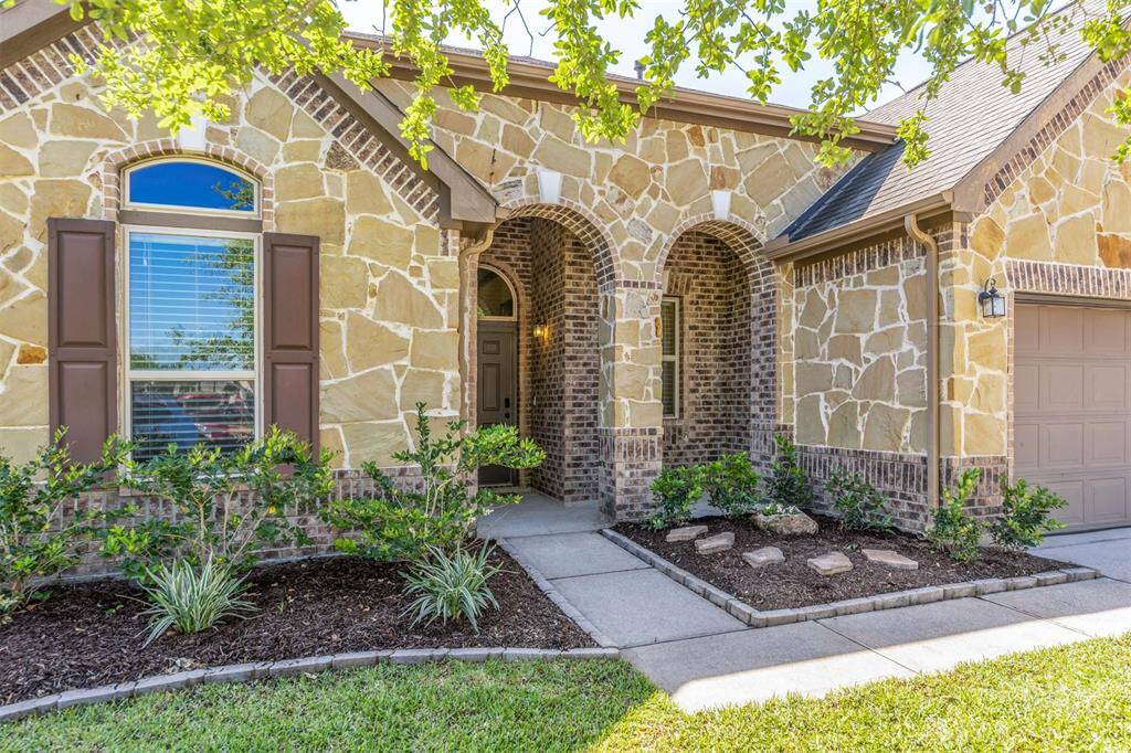 The home is very convenient to Westpark Toll road, shopping, restaurants and HEB!