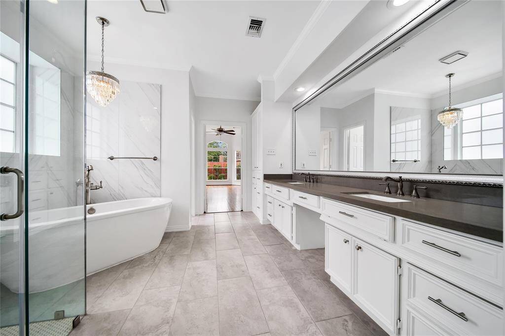 View of primary bathroom :4.