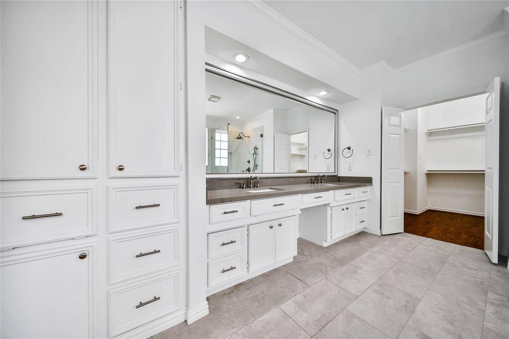 View of primary bathroom :5.