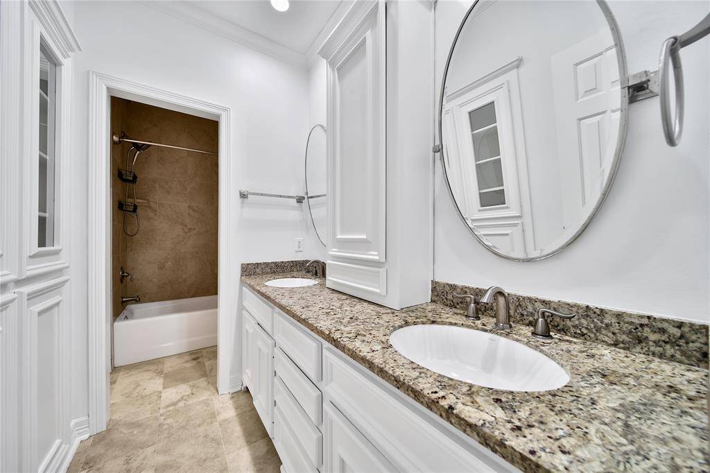 View of secondary bathroom :2.