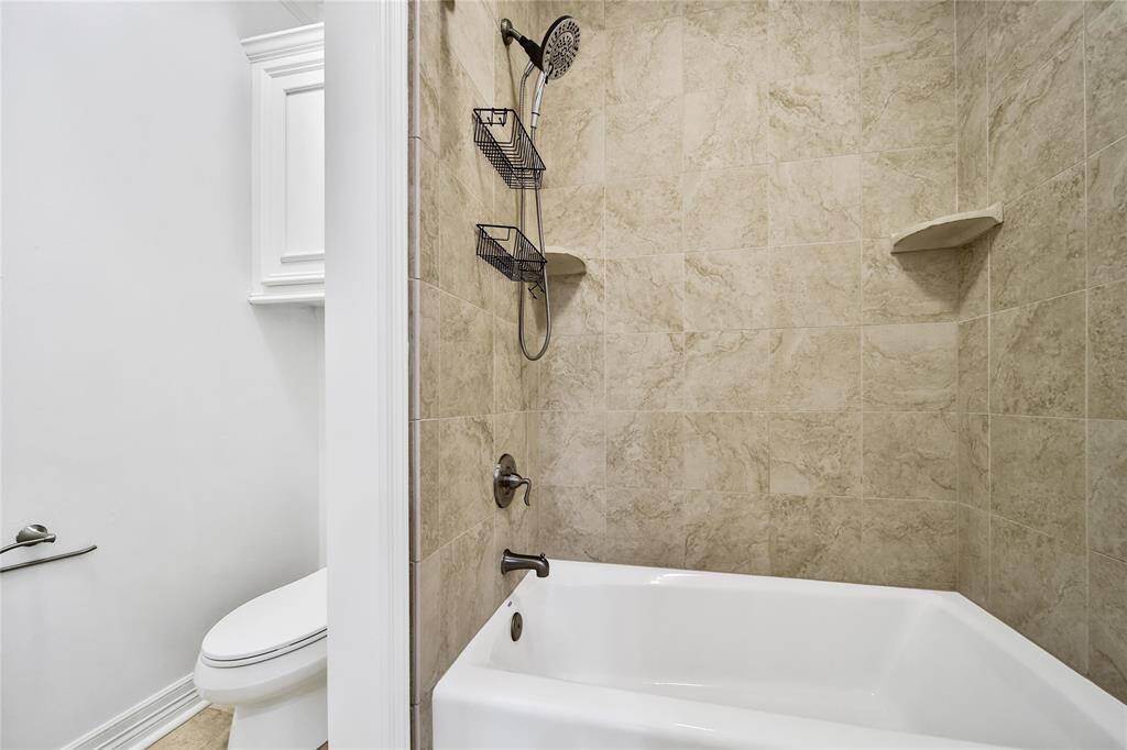 View of secondary bathroom :3.