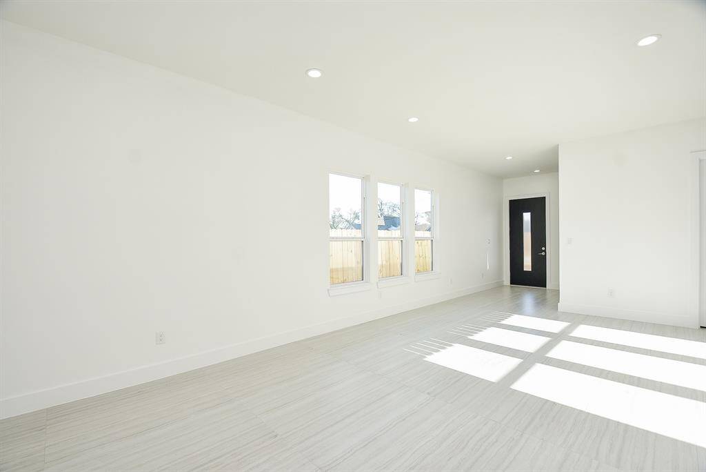 This spacious yet cozy living room is perfect for entertaining, featuring abundant natural light and ample space for all your furnishings. A seamless blend of comfort and modern elegance!