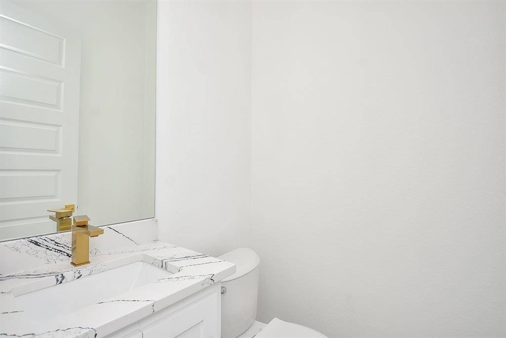 Upon entering, you're greeted by stunning floors, soaring ceilings, and abundant recessed lighting, creating a bright atmosphere. The open-concept layout seamlessly connects the living, dining, and kitchen areas for effortless modern living.