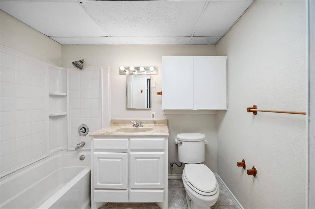 Full bath upstairs