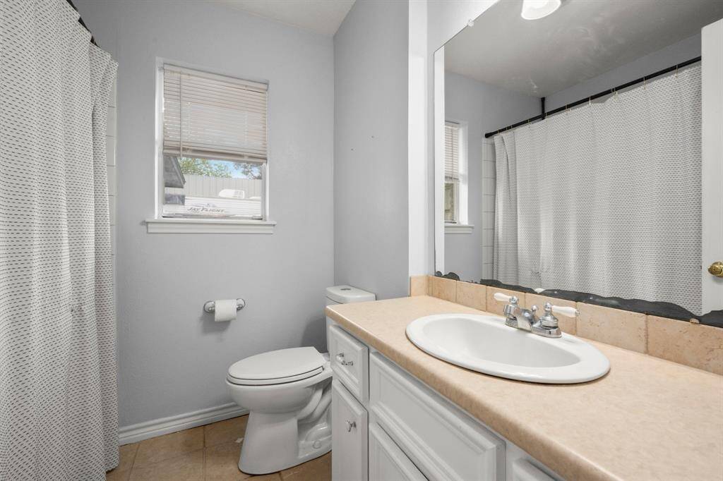 Hall bathroom with tub/shower