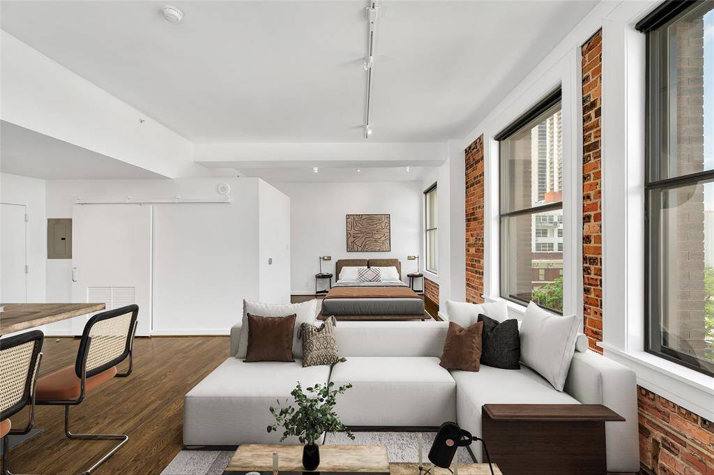 Absolutely pristine studio unit at desirable Bayou Lofts with BRAND NEW HVAC UNIT (March 2025) and fresh paint throughout! Perfect for urban dweller or a second home! Open loft floor plan makes this 698 sq/ft unit (per HCAD) live much larger than it's actual size! PHOTO VIRTUALLY STAGED.