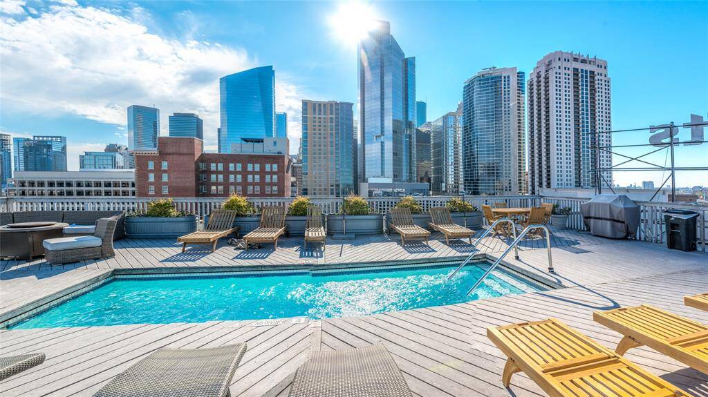 Some of the best skyline views of Downtown are seen from Bayou Loft's rooftop deck with splash pool. A great place to meet your neighbors and enjoy our city from a different perspective!