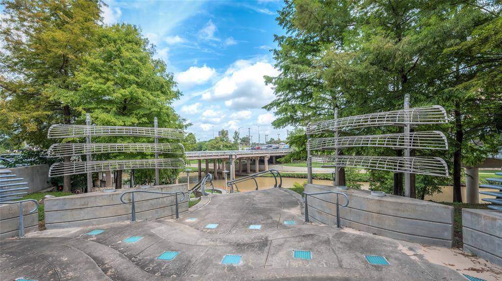 Allen's Landing where our city was originally founded is directly behind Bayou Lofts! This gives access to the miles of Buffalo Bayou Park's hike and bike trails!