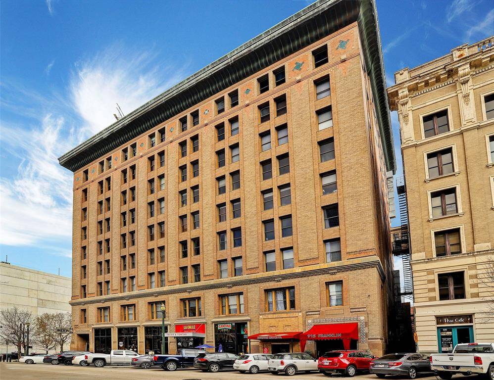 Bayou Lofts sits at corner of Franklin & Travis Streets in Downtown's Historic District. Built in early 1900's as the Southern Pacific Railroad building, it was converted to condos in early 2000's. Over 100 units here enjoy 24/7 Concierge, rooftop deck with splash pool, full size gym & more!