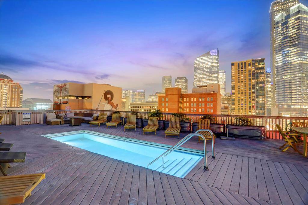 A dusk view of Bayou Lofts rooftop deck & splash pool. WOW! Imagine being able to enjoy this amenity every day! Several of the dozens of commissioned art murals embellishing Downtown can be seen from this deck.