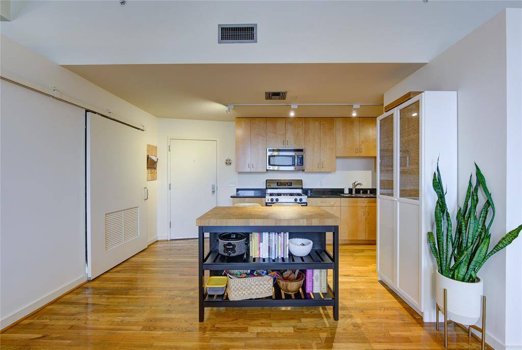 Modern appliances, Plenty of storage Perfect for cooking & socializing