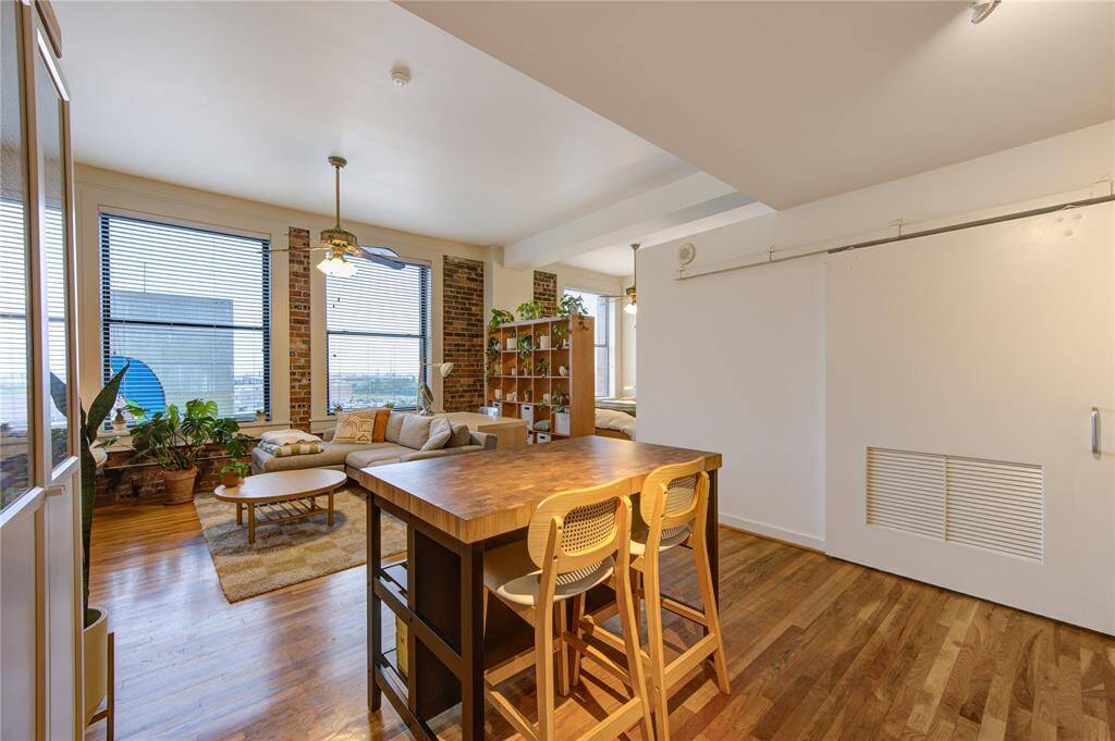 a sense of opennessExpansive views of the city or surroundingsNatural light pours in