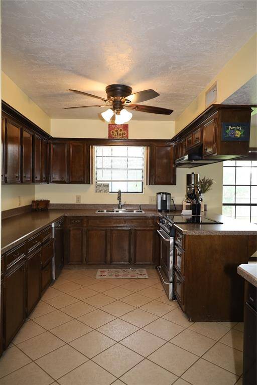 Convenient utility room located just off the kitchen.