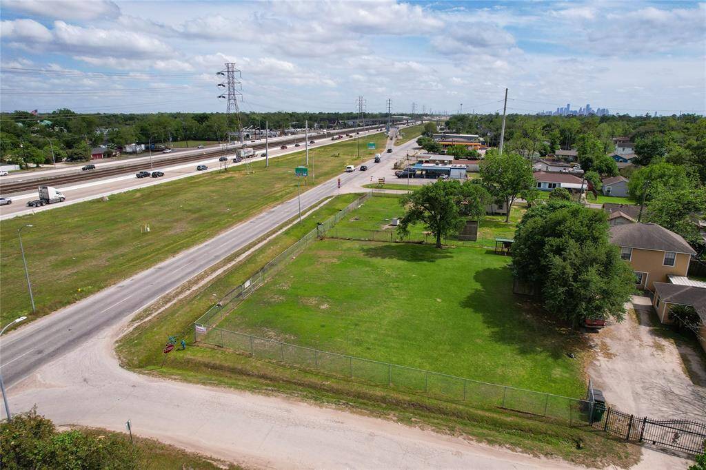 This unique lot is about 15 minutes from Downtown of Houston