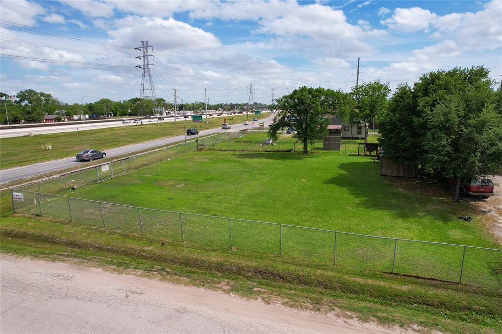Convenient proximity to Downtown Houston, Heights, and major transportation hubsPositioned in a rapidly growing area with ongoing redevelopment