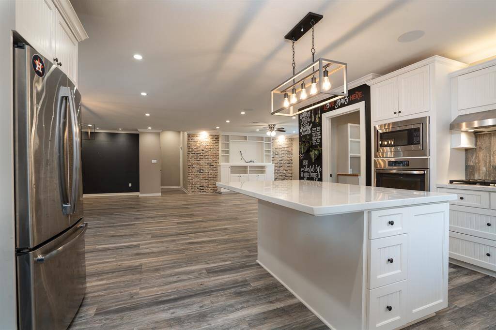 Modern kitchen with additional seating at the island - fridge included!