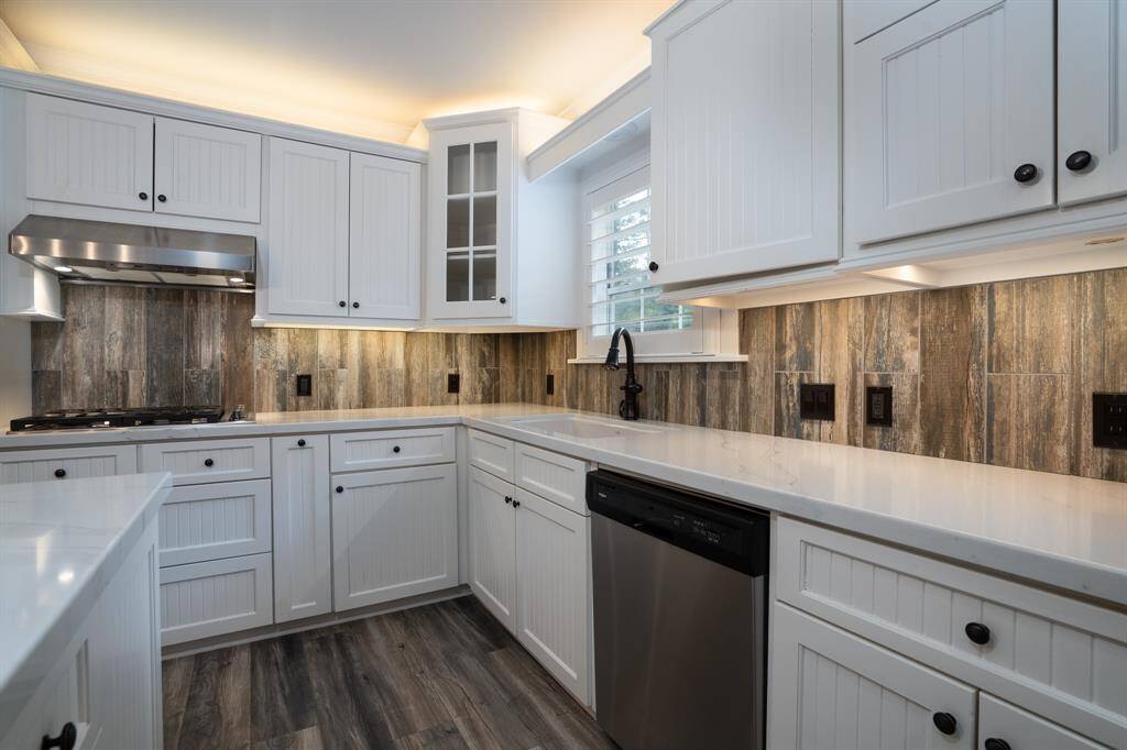 Chef preferred gas cooktop and kitchen sink with a view.