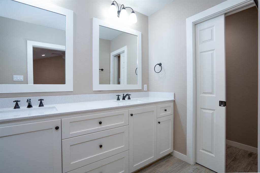 All bedrooms have en suite baths.