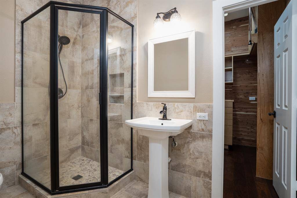 En suite full bath and closet to the study / fourth bedroom.
