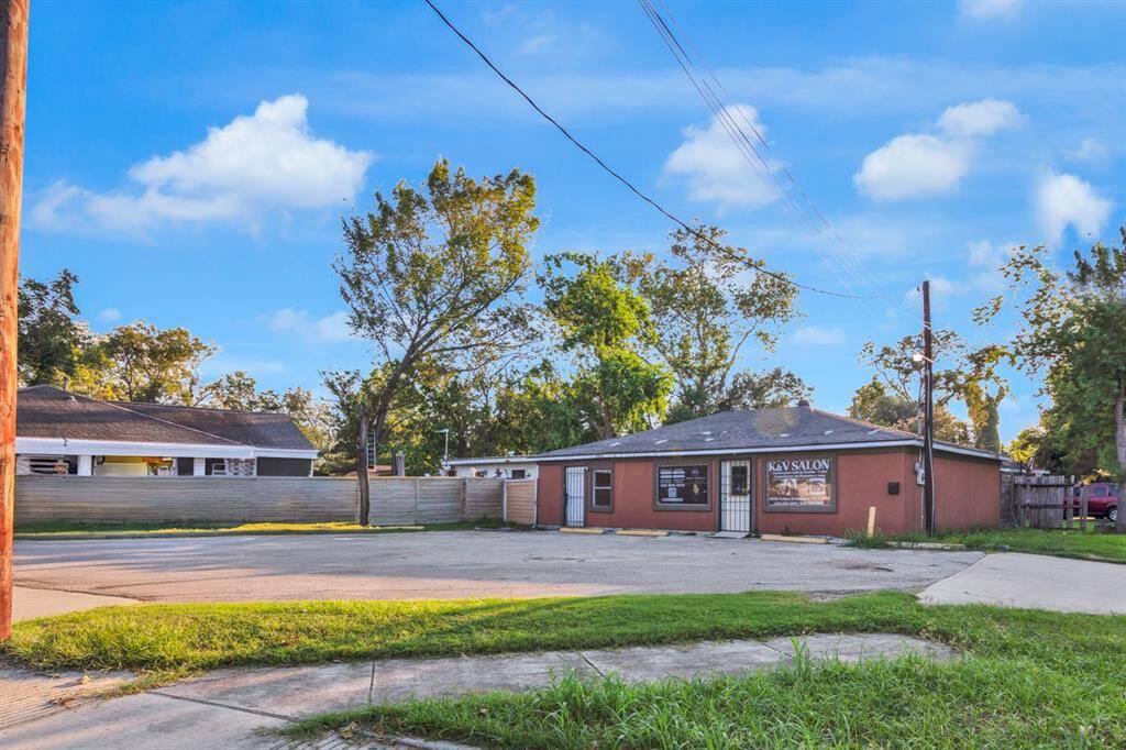Corner parking lot