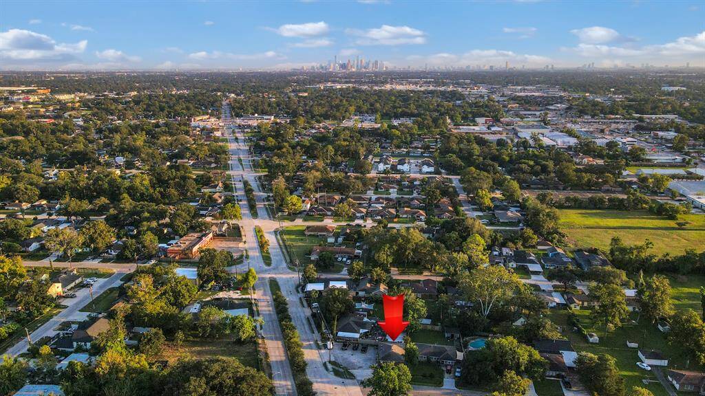 Close proximity to Downtown Houston, restaurants, shopping centers, and more.
