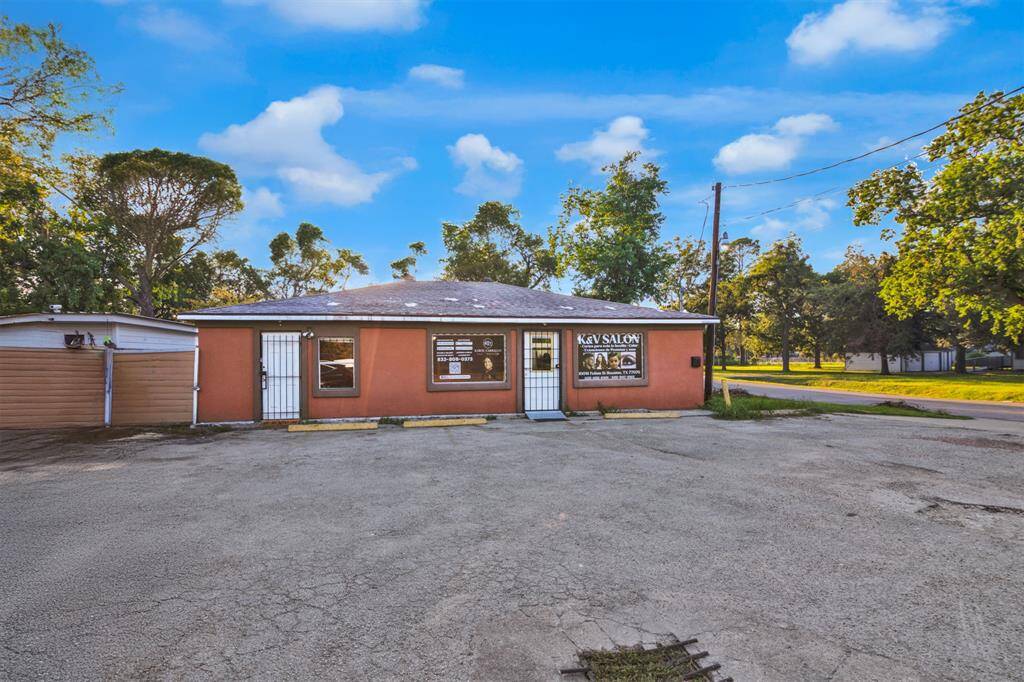 Close proximity to shopping centers, transportation, and diverse cuisine restaurants.
