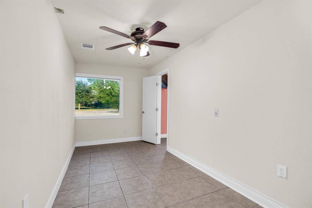 Alternative view of private room on unit #2..
