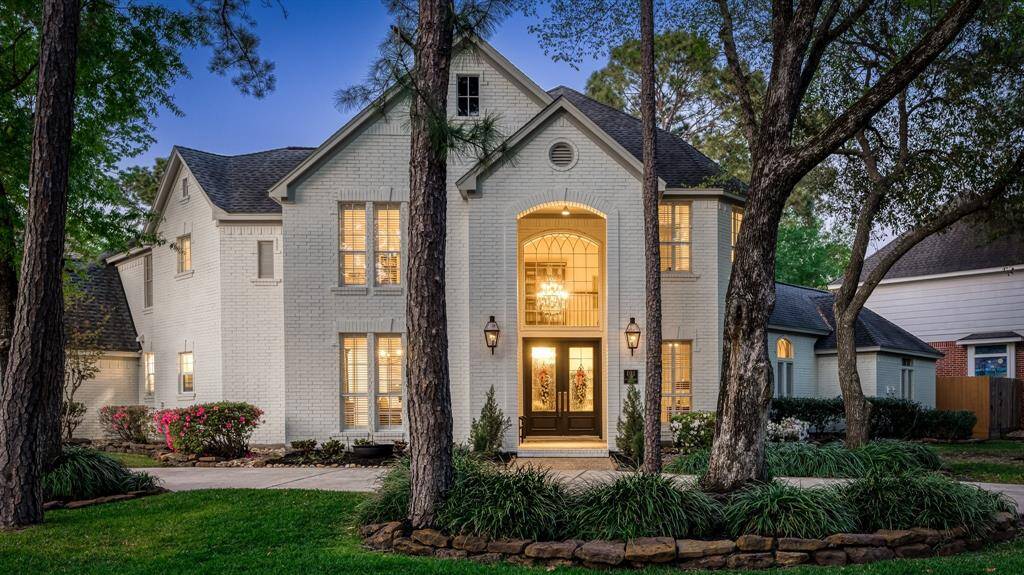 Welcome to beautiful 101 W Wedgemere Circle! Sitting in the highly coveted community of Cochran's Crossing.