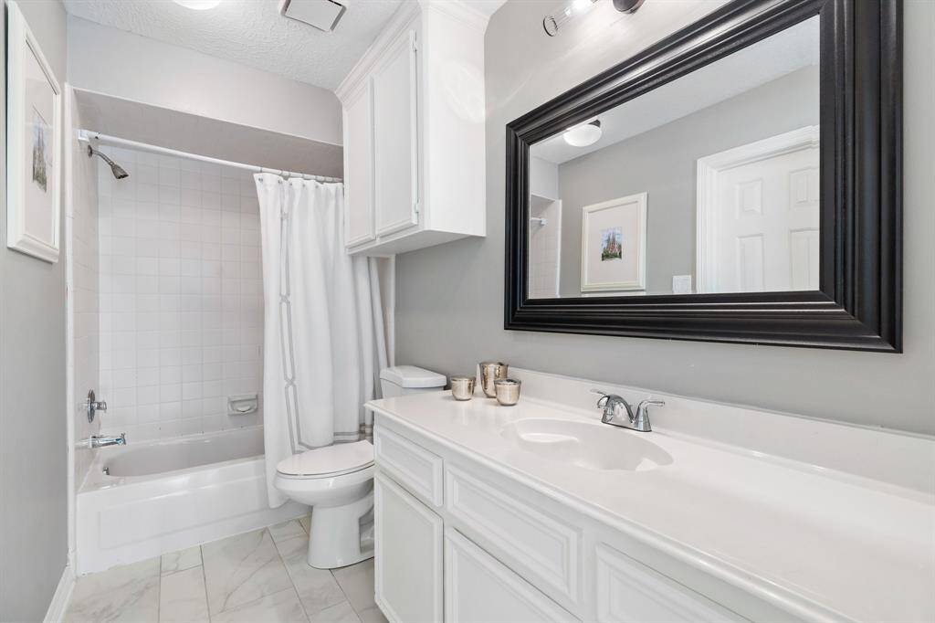 An en-suite bath has all the expected comforts.