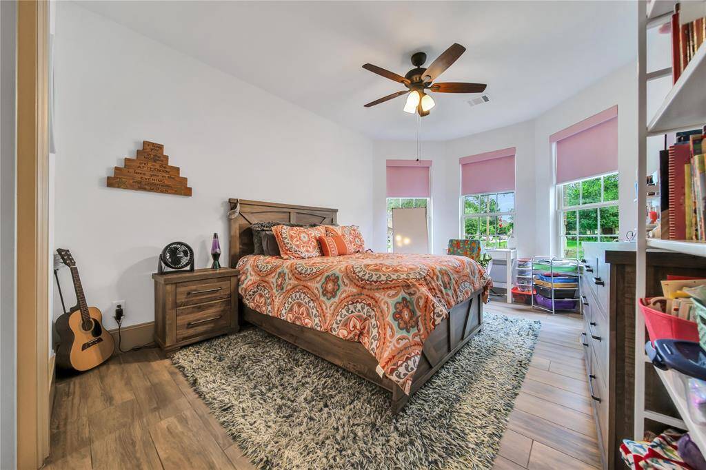 Secondary downstairs bedroom with ensuite bathroom