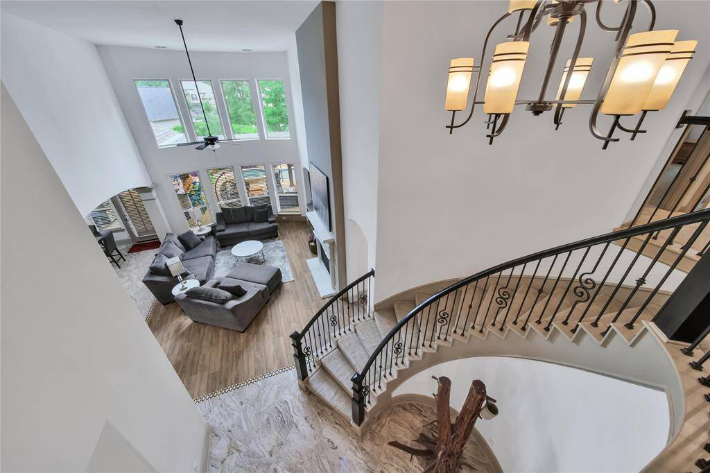 Soaring 20' ceilings