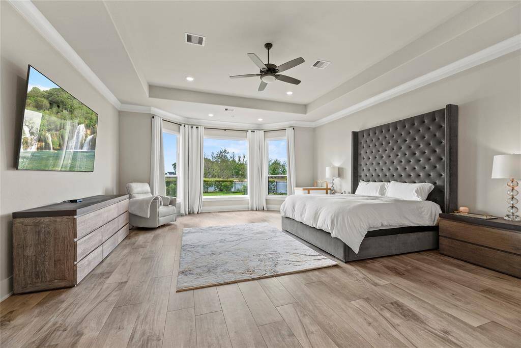 Every evening will be more relaxing with a grand master suite! Conveniently boasting two primary bedrooms (one on each level), this home is well equipped for multi-generational families or those who routinely host guests.