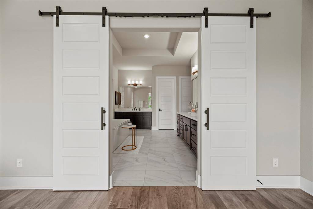 Every master bedroom needs an en suite with class and sophistication! Delivering ample quantities of both, this spa-like sanctuary is well-equipped for the most glamourous of self-care routines.