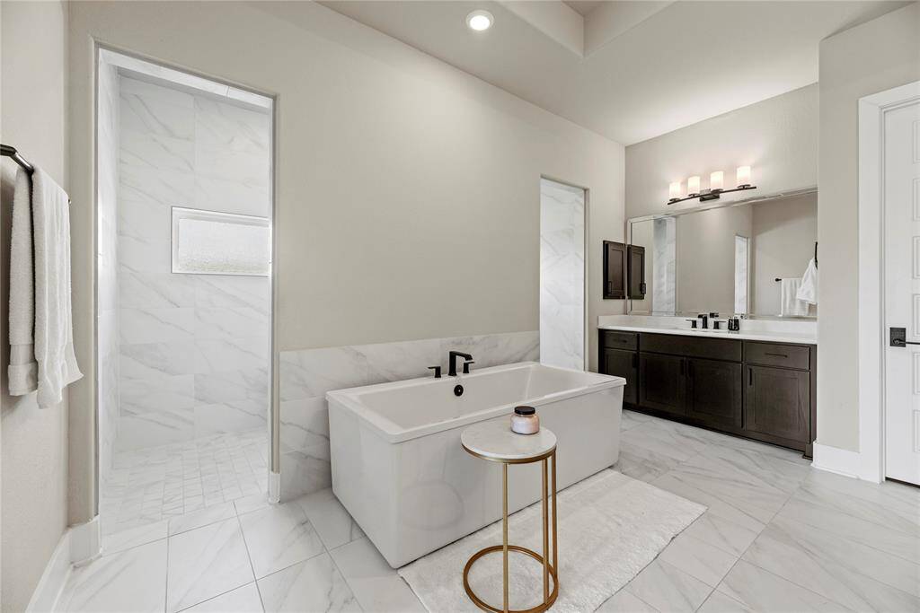 Offer your significant other a show of affection by running them a hot aromatherapy bubble bath in the large soaking tub. As a bonus, put on their favorite music and pour their favorite wine for a truly pampering experience.