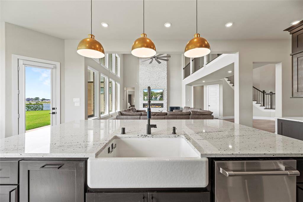 Engage family and friends in baking around the sprawling island with granite countertops! With vast amounts of space, everyone can mix, shake, sprinkle and ultimately, sample the homemade goodies.