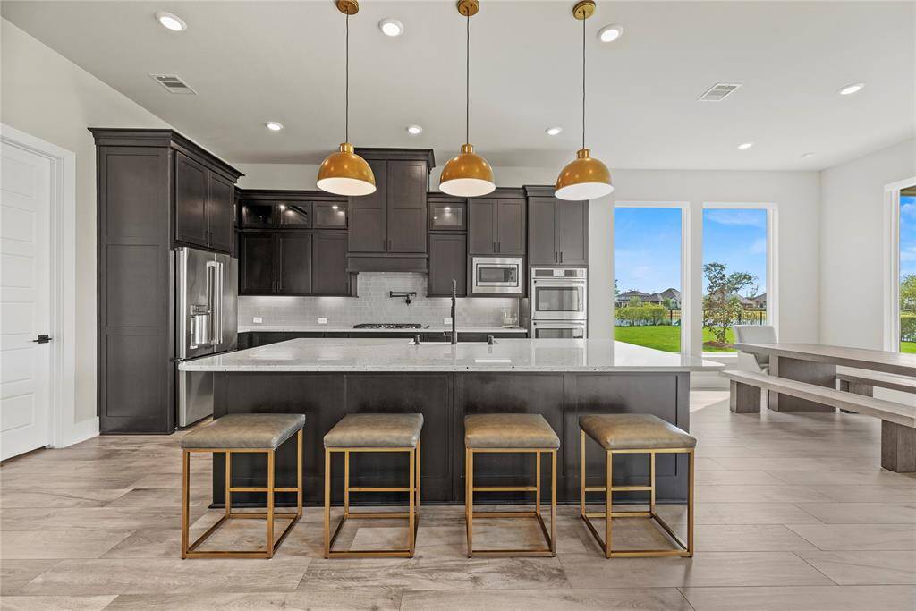 Imagine cooking in this marvelous gourmet kitchen. Designed with beauty and function in mind, the layout allows for easy meal preparation for busy mornings and even busier evenings.