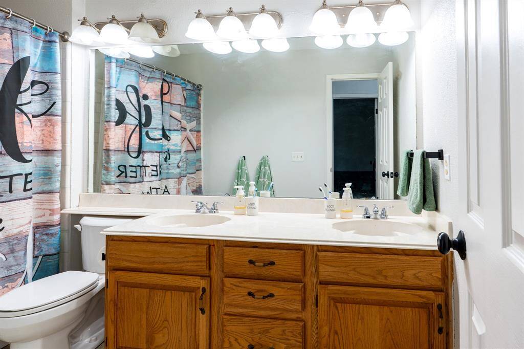 Upstairs full bathroom